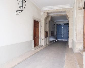 Honorê - Suites Bellecour - Lyon - Chodba