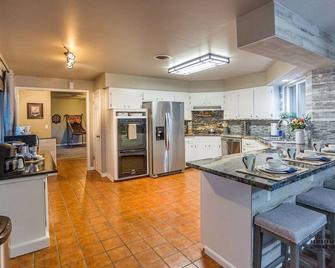 Paso House - Redding - Kitchen