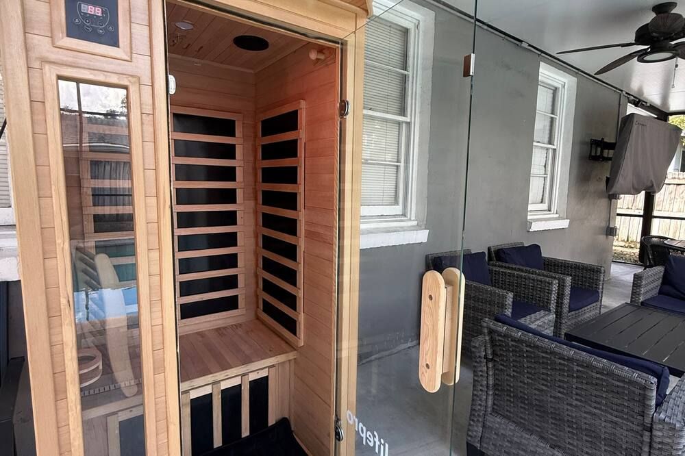 Private Pool with Main and Guest House and Sauna - Tampa