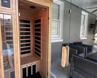 Private Pool with Main and Guest House and Sauna - Tampa