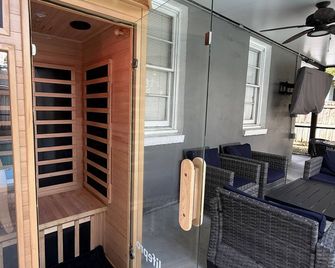 Private Pool with Main and Guest House and Sauna - Tampa