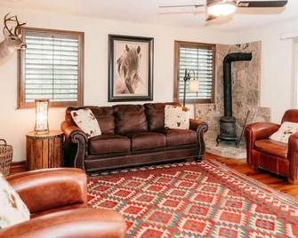 Hill Country Views Fire Pit Hiking Trails 40 acres - Blanco - Living room