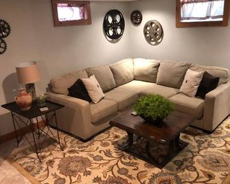 Cody's Downtown Den - Downtown - New Listing & Pets Welcomed! - Cody - Sala de estar