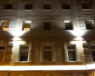 Six Inn Hotel - Budapest - Building