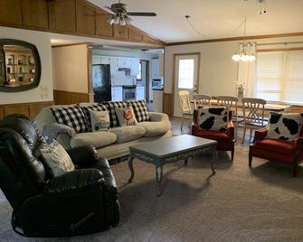 A Country Getaway - Sand Springs - Living room