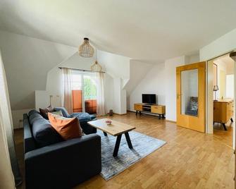 Sunny vacation apartment with balcony near Augsburg - Ettringen - Sala de estar