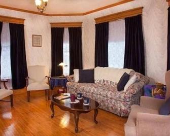 The Sawyer House Bed & Breakfast - Sturgeon Bay - Living room