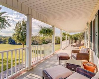 Sweet Haven-Hot Tub-Near Airport-King Beds-Sunsets - Maryville - Balcony