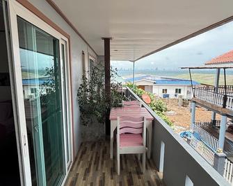Toonja Kohlarn - Ko Lan - Balcony