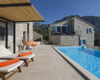 Villa Jatica - Luxury in the Wilderness of Makarska - Zaostrog - Pool