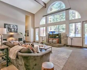 Lrg spacious home, Kid & Pet friendly, New Hot Tub, Big Yard, 5min walk to LAKE! - Incline Village - Living room