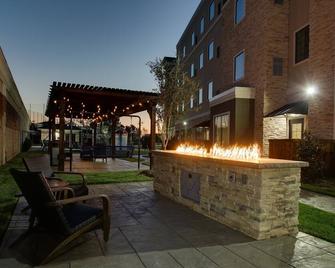 Free Breakfast Buffet. Pool & Shared Bbq Area. Great Location! - The Colony - Patio