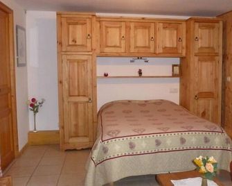 Fully equipped studio in a quiet cottage. Private garden - Les Houches - Bedroom