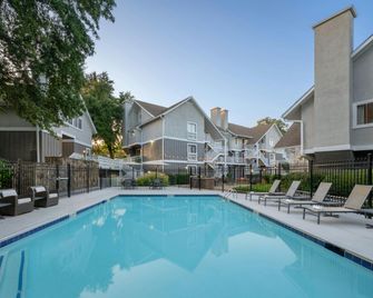 Residence Inn by Marriott Atlanta Cumberland/Galleria - Smyrna - Uima-allas