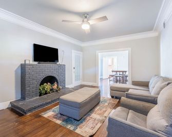 6 bedroom spacious living near downtown - San Antonio - Sala de estar