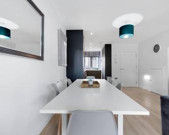 Modern 4 Bedroom House 03 With Parking in Farnham Royal, Slough - Farnham Royal