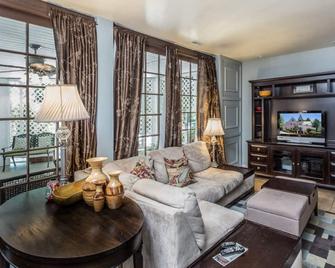 Cedar Crest Inn - Asheville - Living room