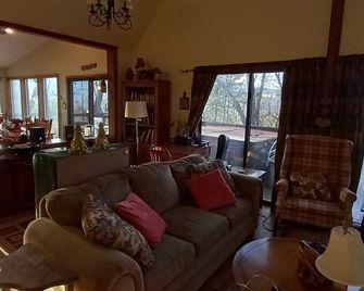 Beautiful Mountain Chalet with views, ski, golf, lake and pro Mt. bike trails. - Basye - Salon