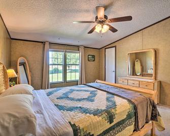 Monett Family Ranch Home with Fireplace and Huge Deck! - Monett - Habitación
