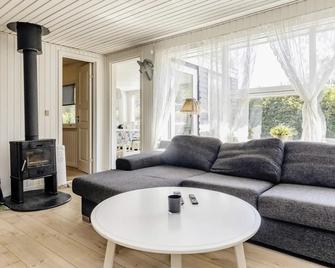 Rustic Holiday Home in Hals Jutland With Garden - Hals - Sala de estar