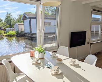 Sunny houseboat near Amsterdam & windmills! - Zaandijk - Dining room