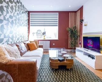Retro Themed 1-Bedroom Apartment In Slou - Slough - Living room