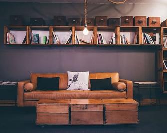 Stay Close to Long Beach Peninsula! 2 Relaxing Units, Pet-friendy, Indoor Pool! - Лонг-Біч - Вітальня