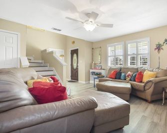 Palma Verde - Pet Friendly! - Port Aransas - Living room