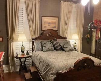 The Magnolias - A Beautiful Charming Historical Home To Relax & Make Memories! - Jefferson - Bedroom