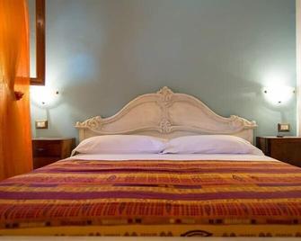 Azienda Agrituristica Cluana - Fermo - Camera da letto