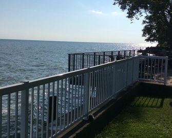 Peaceful Lakefront Cottage~Clean & Comfortable, BBQ, FirePit, nr wineries beach - Kingsville - Balcony
