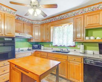 Inviting Vicksburg Home w/ Patio + Charcoal Grill! - Vicksburg - Kitchen