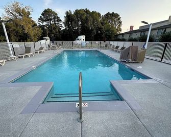 Motel 6 Greensboro Airport - Greensboro - Pool