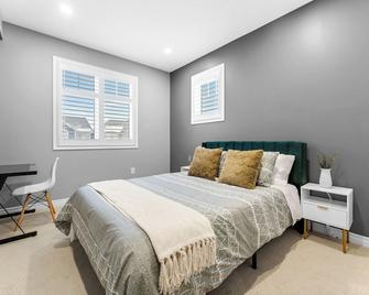 40min DT Toronto | King Bed | 5 Bedrooms - Milton - Bedroom