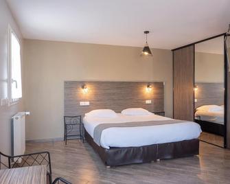 Hôtel les 13 Assiettes - Pontaubault - Bedroom