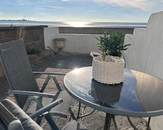1 Bed House, On The Beach - Saint Peter - Balcony