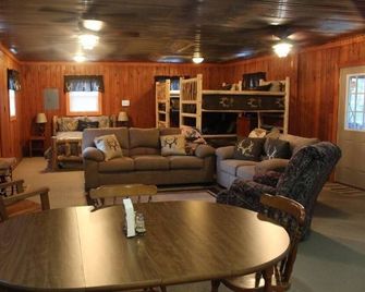 Secluded Cabin Retreat with Hot Tub, for Family Get Away - Orangeburg - Huiskamer