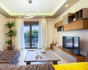 Anesis Villa, With Private Pool & Bbq, By Thinkvilla - Adelianos Kampos - Huiskamer