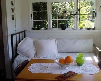 The Garden Cottage..Step Back in Time - Experience Nature - with Creative Spirit - Point Roberts - Living room