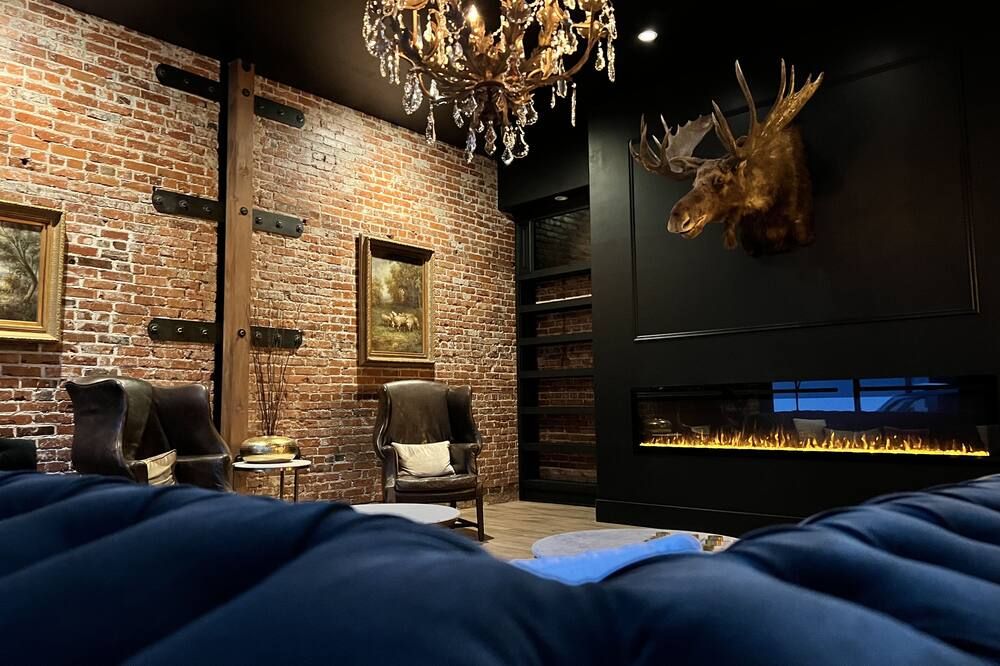 The Linden Lofts at Albertini’s- Downtown Luxury Lofts #3 - Wallace - Lounge