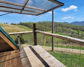 Mountaintop Glamping A-Frame w/ Scenic Farm Views - Lebanon - Balcón