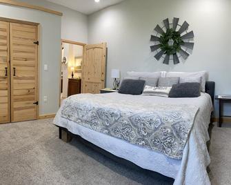 Spacious Barndominium with Wifi, Games - Bruceville-Eddy - Bedroom
