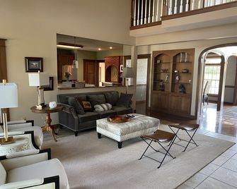 Hickory Hill Estates (Muncie) - Muncie - Living room