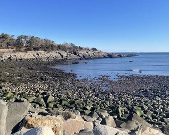 New! Studio A. Full kitchen. Walk to beach/town! Indoor/outdoor Pool; Sleeps 2 - Ogunquit - Beach