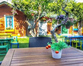 Pirlanta Butik Hotel - צזמה - פטיו