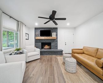 Waterview Retreat w/ Screened Porch & Firepit - Pryor - Вітальня