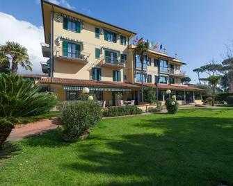 Hotel Gemma Del Mare - Marina Di Pietrasanta - Building