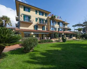 Hotel Gemma Del Mare - Marina Di Pietrasanta - בניין