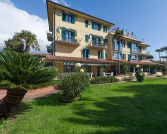 Hotel Gemma Del Mare - Marina Di Pietrasanta - Building