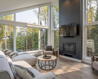 Le Verseau 148: Forest-View Hot Tub & Fire Pit - Baie-Saint-Paul - Salon